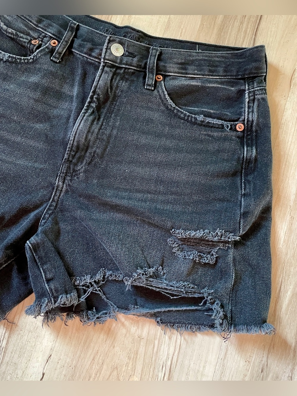 American Eagle Distressed Raw hem, Black Denim Women’s Shorts size 8 - Picture 2 of 9